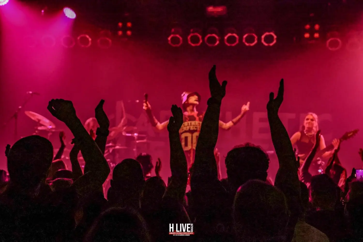Aesthetic Perfection machen eine Tour in einer Tour mit Zwischenstopp im Musikzentrum