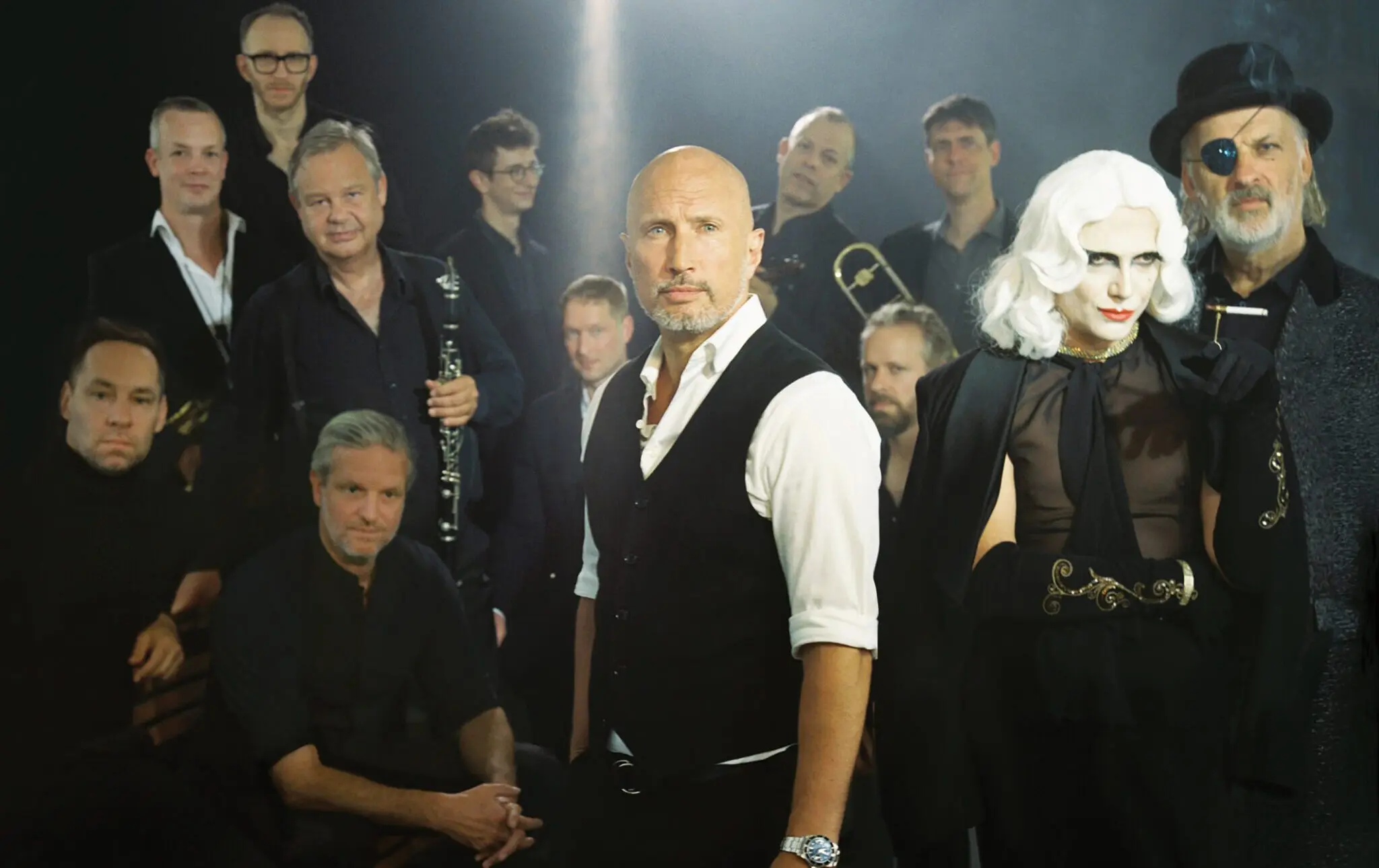 Babylon Berlin auf der Bühne: MOKA Efti Orchestra mit Benno Führmann wieder Live