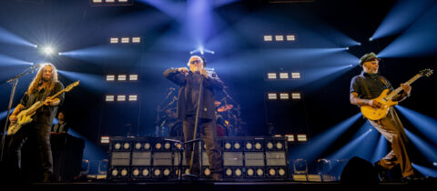 Böhse Onkelz Konzert in Hannover – die Band eröffnet den Abend mit „Hier sind die Onkelz“ in der ausverkauften Arena.
