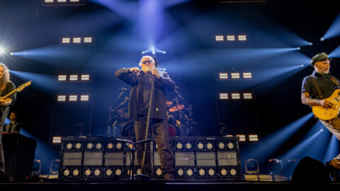 Böhse Onkelz Konzert in Hannover – die Band eröffnet den Abend mit „Hier sind die Onkelz“ in der ausverkauften Arena.
