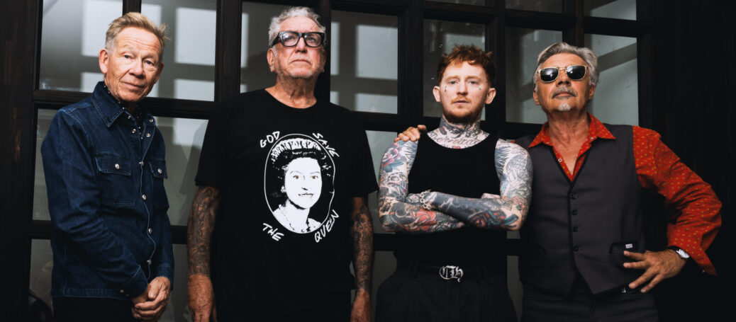 Bandporträt von Paul Cook, Steve Jones und Glen Matlock mit Frank Carter für die Ankündigung der Sex Pistols Tour 2026