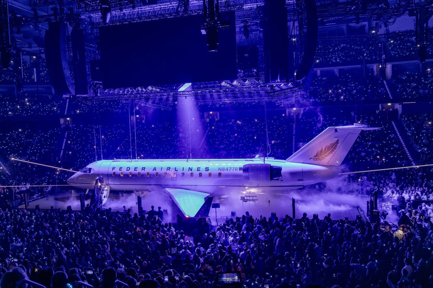 Apache 207 in der ZAG Arena Hannover - Das Flugzeug als Bühne zum Beginn der Show