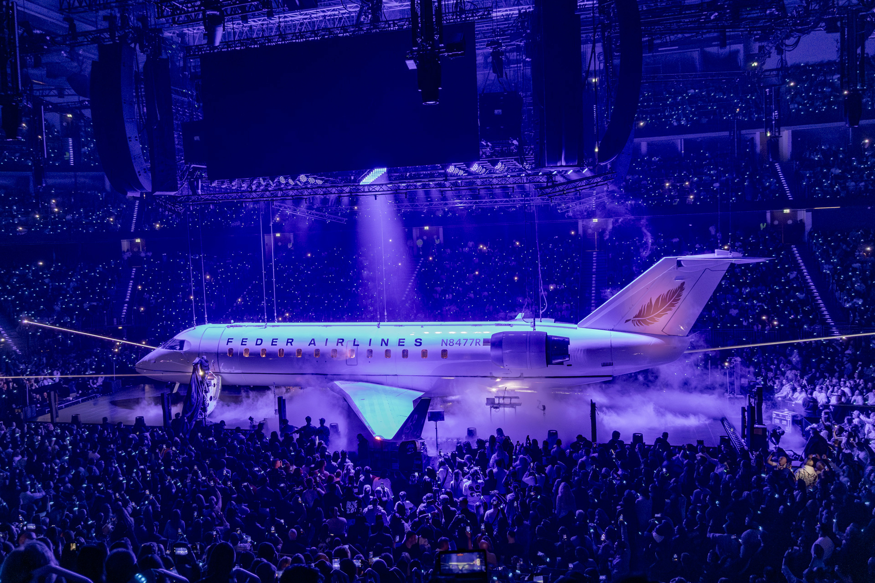 Apache 207 in der ZAG Arena Hannover - Das Flugzeug als Bühne zum Beginn der Show
