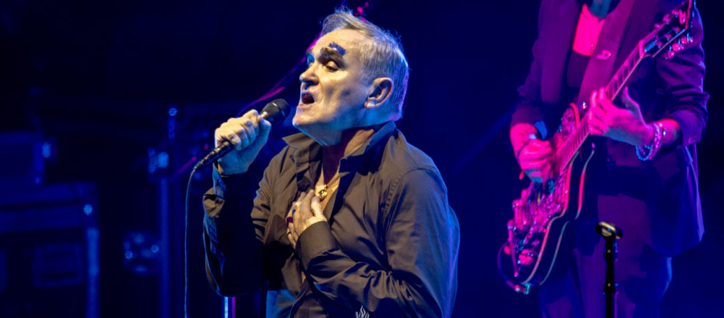 Morrissey beim Konzert in der Sporthalle Hamburg 2026 auf der Bühne