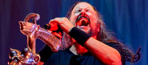 Korn Deutschland Tour 2026 – Jonathan Davis beim intensiven Live-Auftritt mit Mikrofon