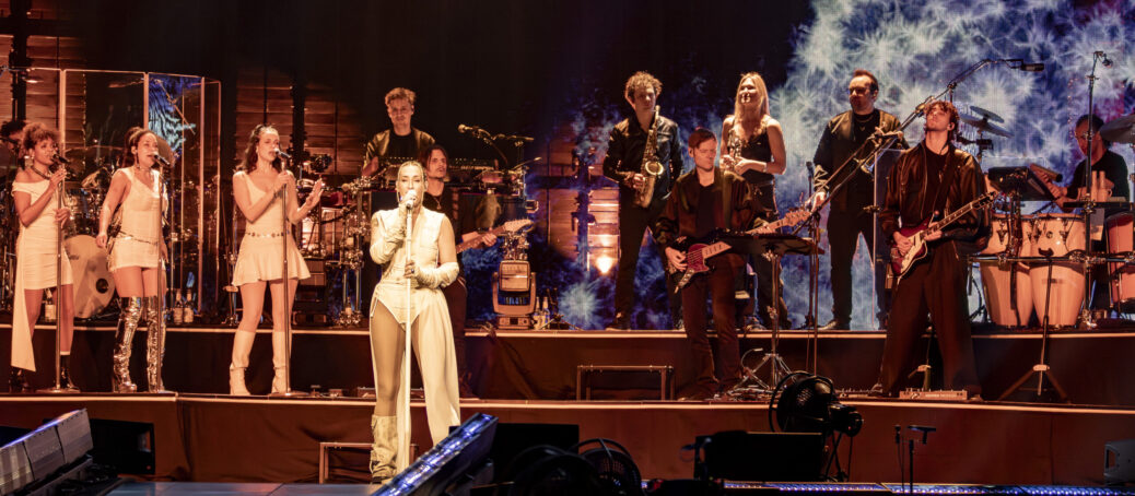 Band und Tänzer begleiten Sarah Connor in Hannover 2026 auf großer Arena-Bühne