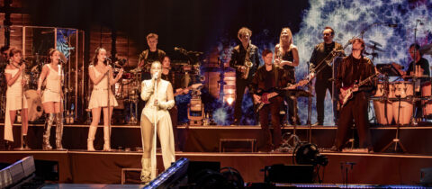 Band und Tänzer begleiten Sarah Connor in Hannover 2026 auf großer Arena-Bühne
