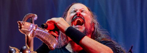Korn Deutschland Tour 2026 – Jonathan Davis beim intensiven Live-Auftritt mit Mikrofon