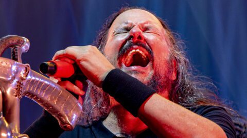 Korn Deutschland Tour 2026 – Jonathan Davis beim intensiven Live-Auftritt mit Mikrofon