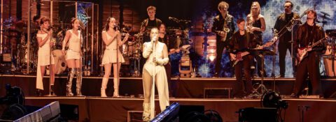 Band und Tänzer begleiten Sarah Connor in Hannover 2026 auf großer Arena-Bühne