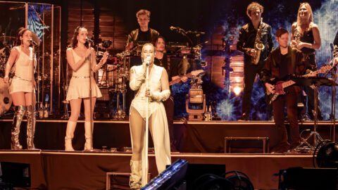 Band und Tänzer begleiten Sarah Connor in Hannover 2026 auf großer Arena-Bühne