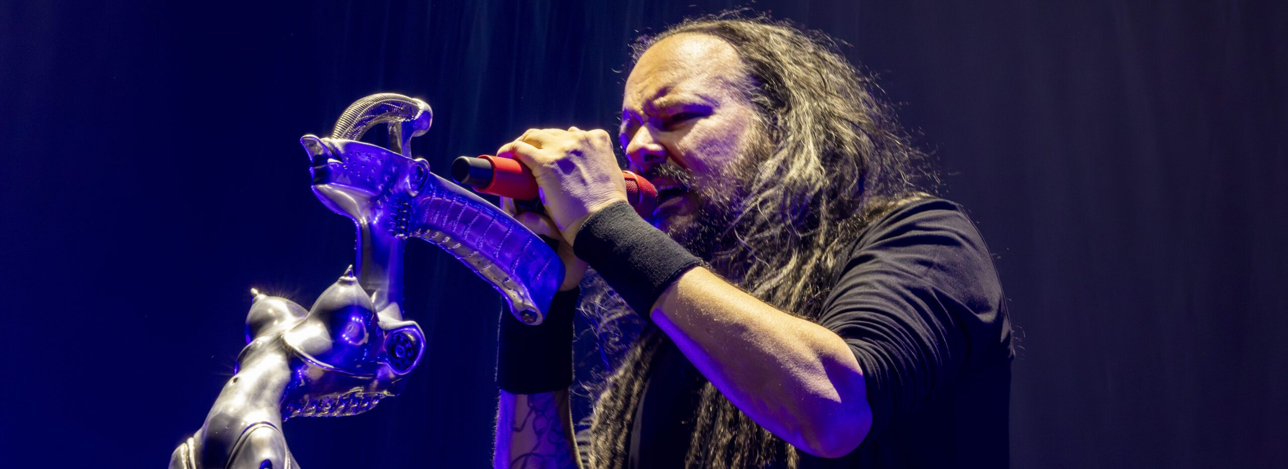 Korn Deutschland Tour 2026 – Jonathan Davis beim intensiven Live-Auftritt mit Mikrofon