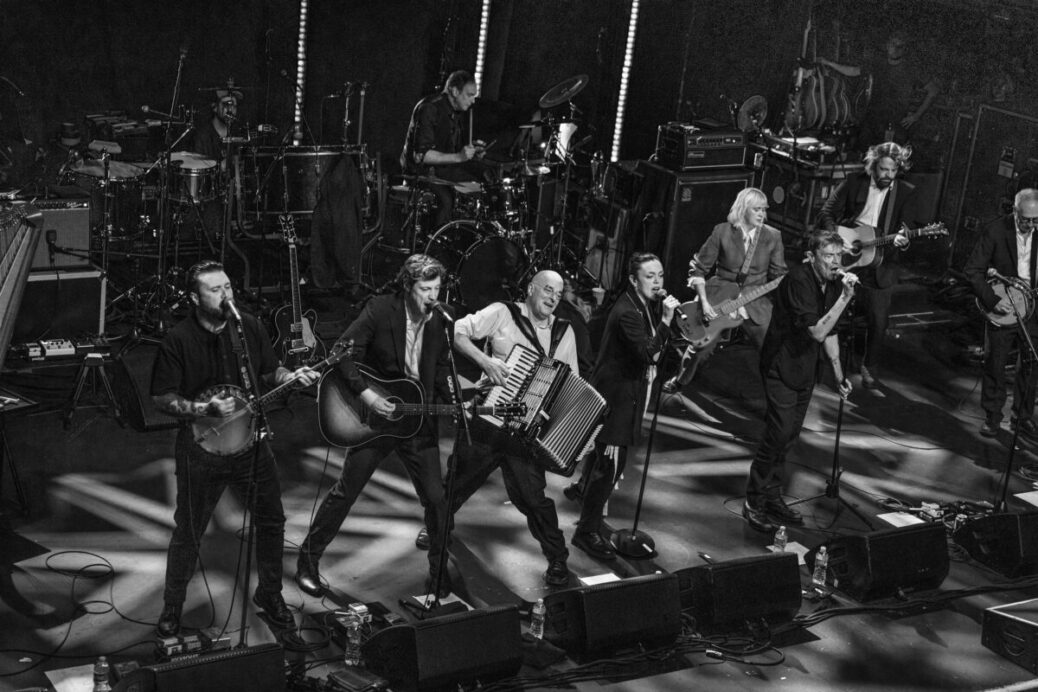 The Pogues live auf der Bühne bei einem Irish-Folk-Punk-Konzert