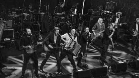 The Pogues live auf der Bühne bei einem Irish-Folk-Punk-Konzert