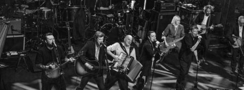 The Pogues live auf der Bühne bei einem Irish-Folk-Punk-Konzert