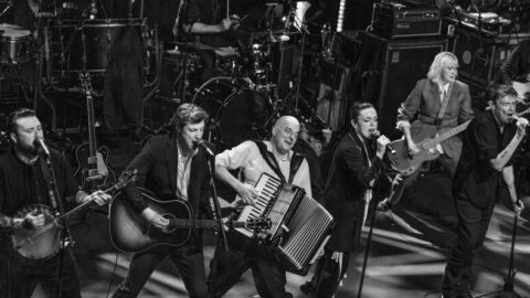 The Pogues live auf der Bühne bei einem Irish-Folk-Punk-Konzert