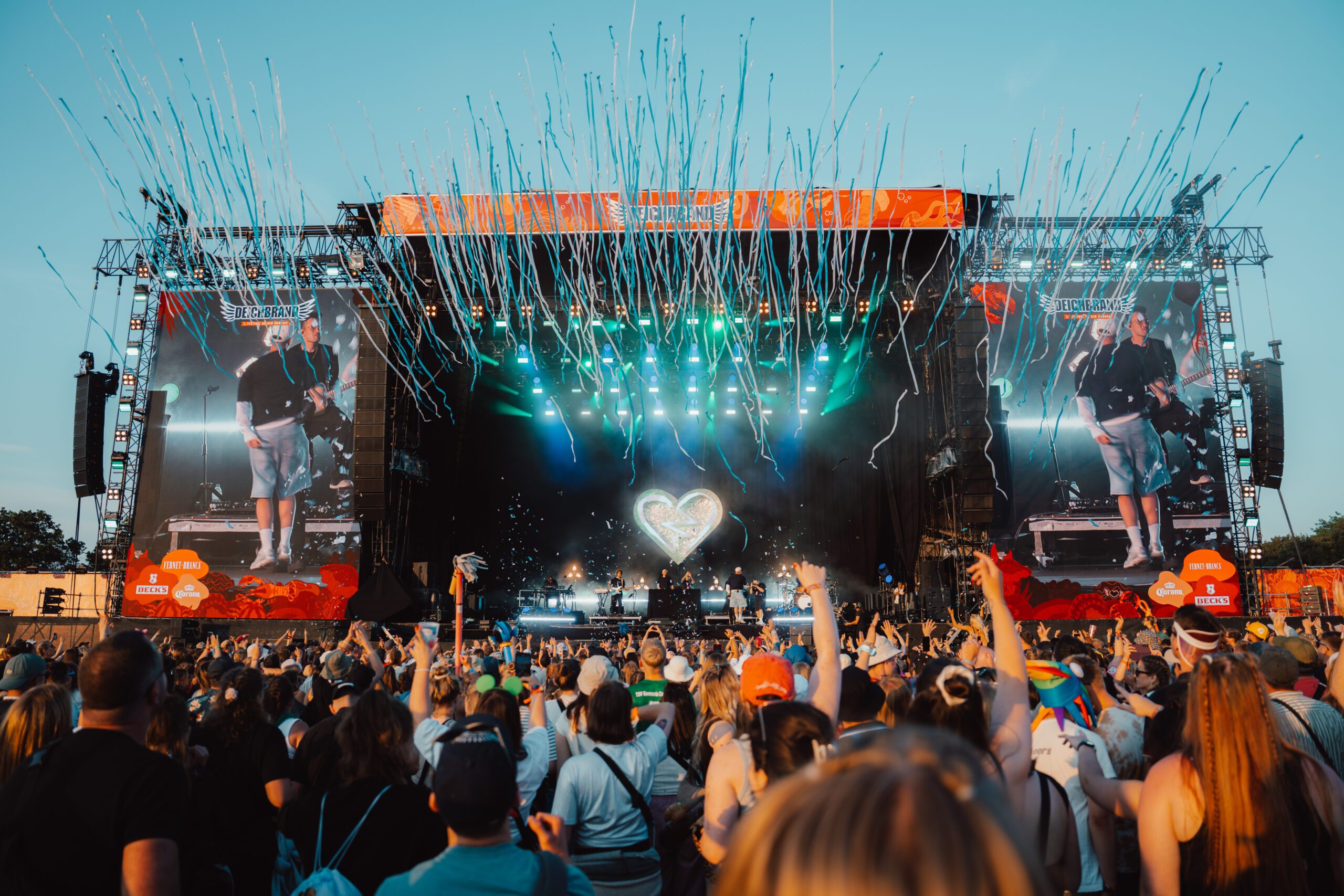 Deichbrand Festival 2026 – Festivalgelände an der Nordseeküste bei Cuxhaven-Nordholz mit Blick auf die Hauptbühne
