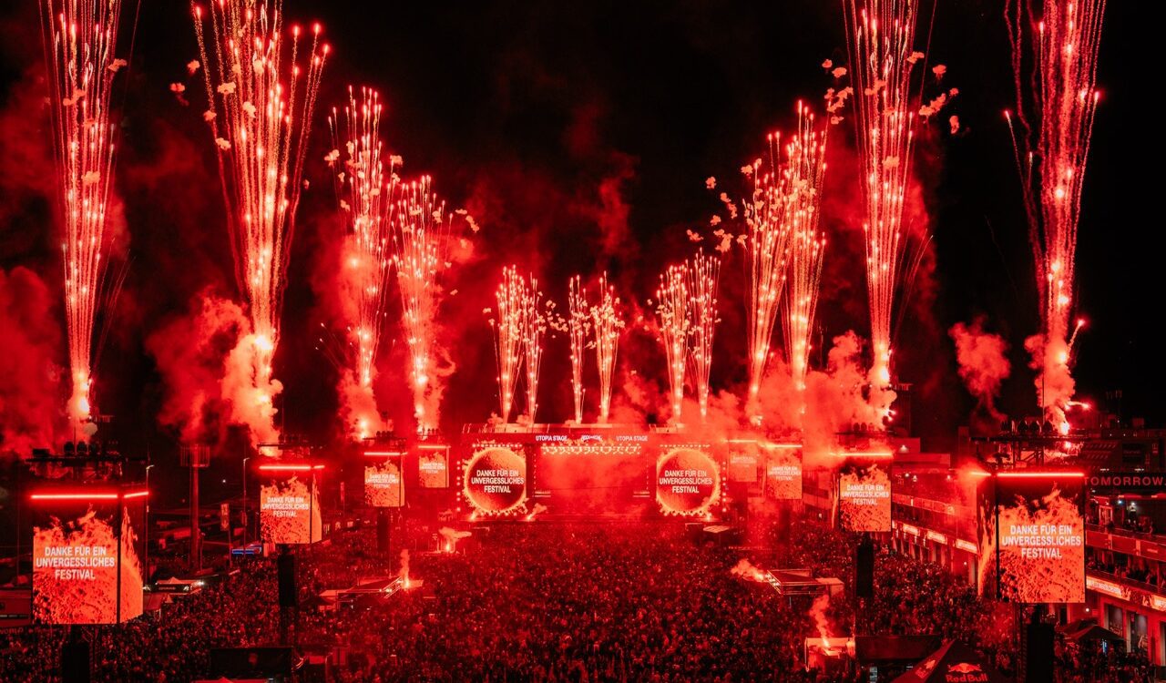 Bühne bei Rock am Ring 2027 am Nürburgring während eines Rockkonzerts