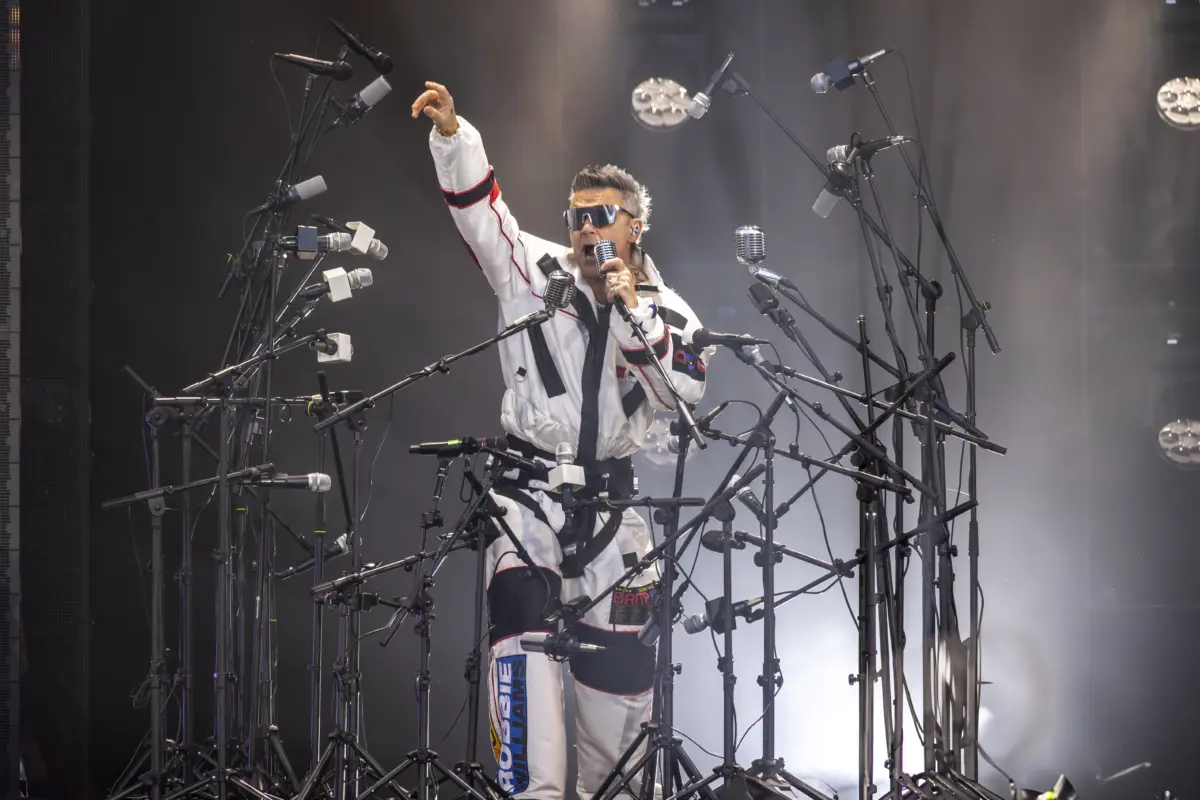 Lollapalooza Berlin 2027: Festivalplakat mit Robbie Williams, The Neighbourhood und Sombr für den 17. und 18. Juli.